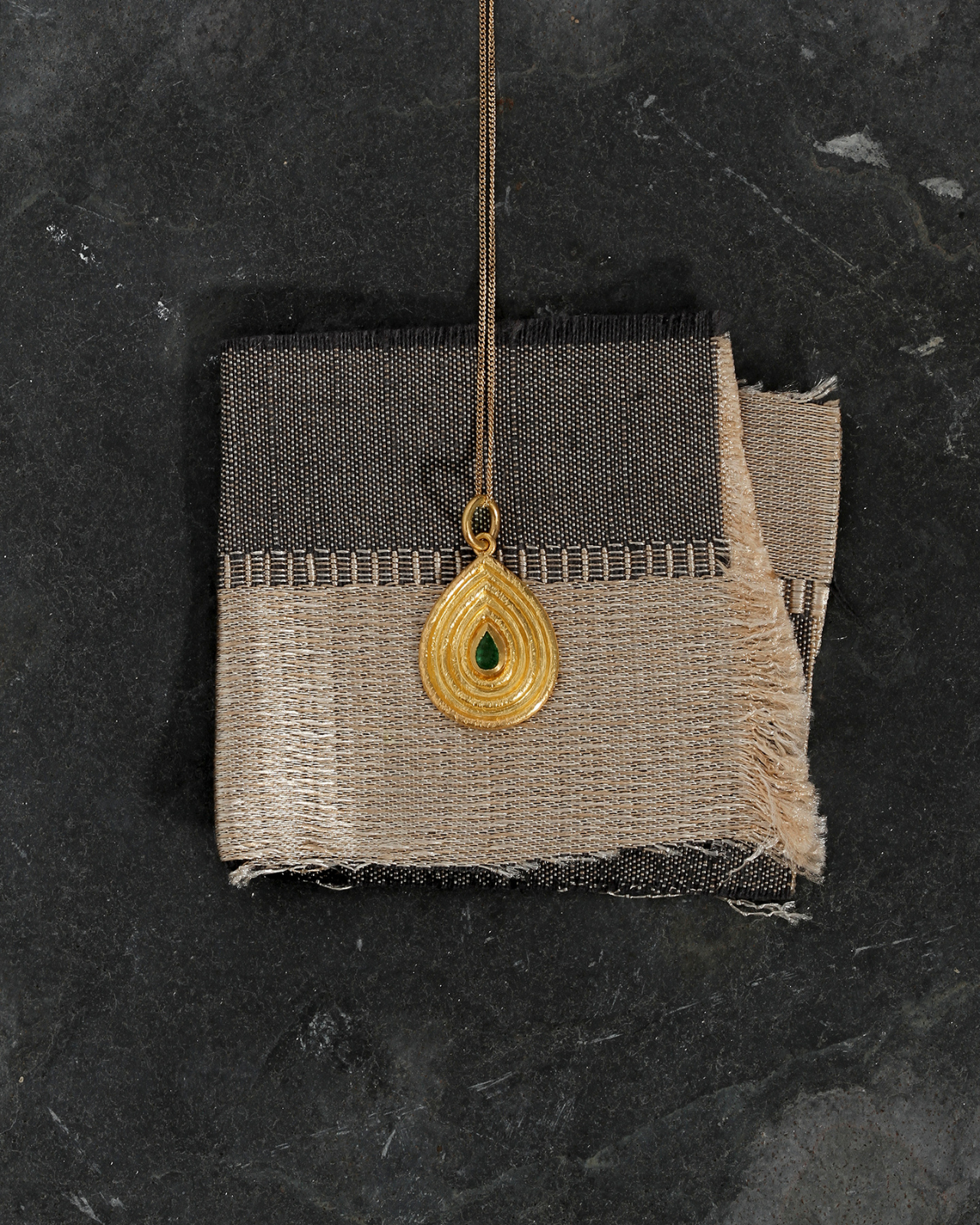 Reign Medium Necklace Emerald Solid Gold