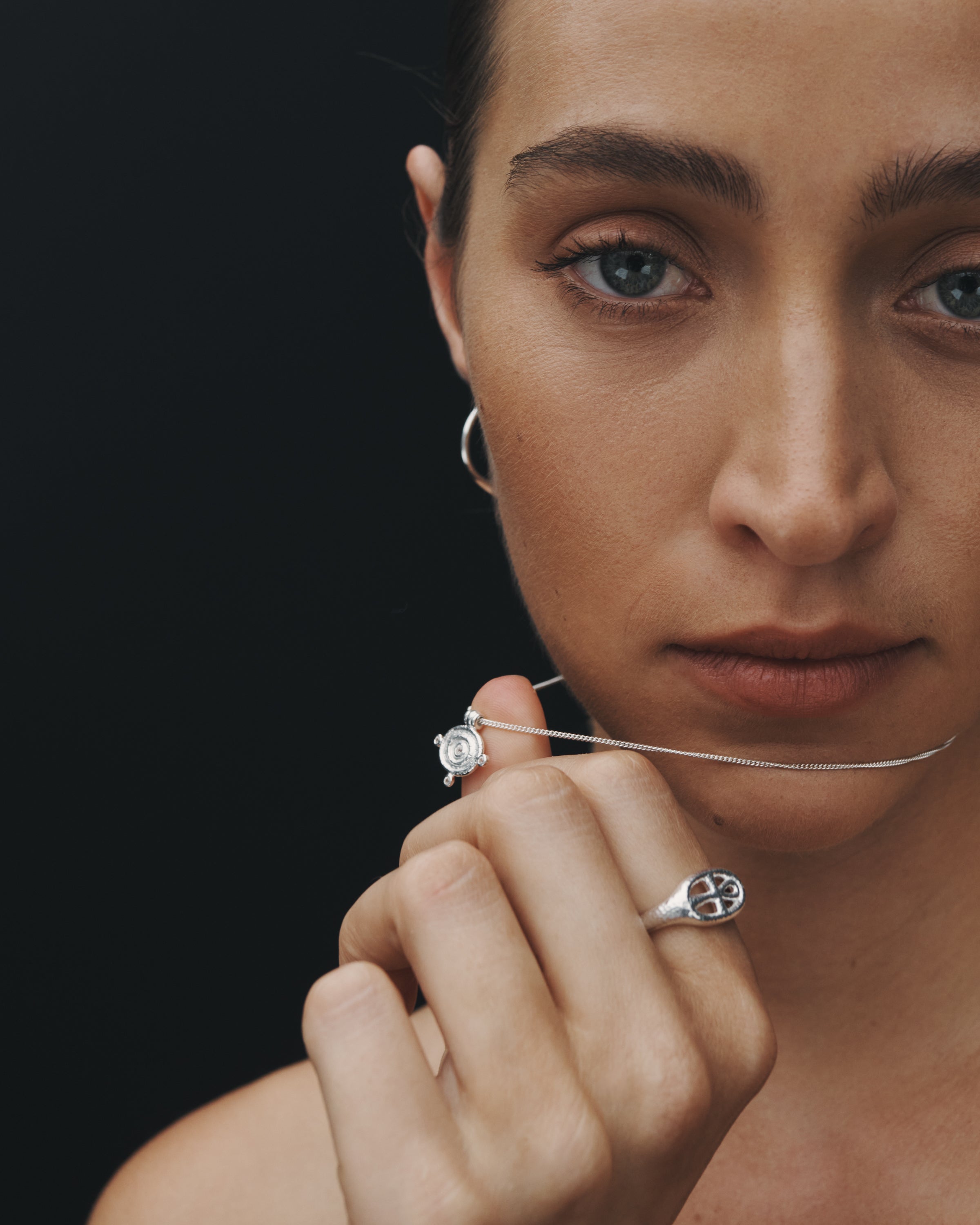 Temple of the Sun Reign Oval Necklace Silver