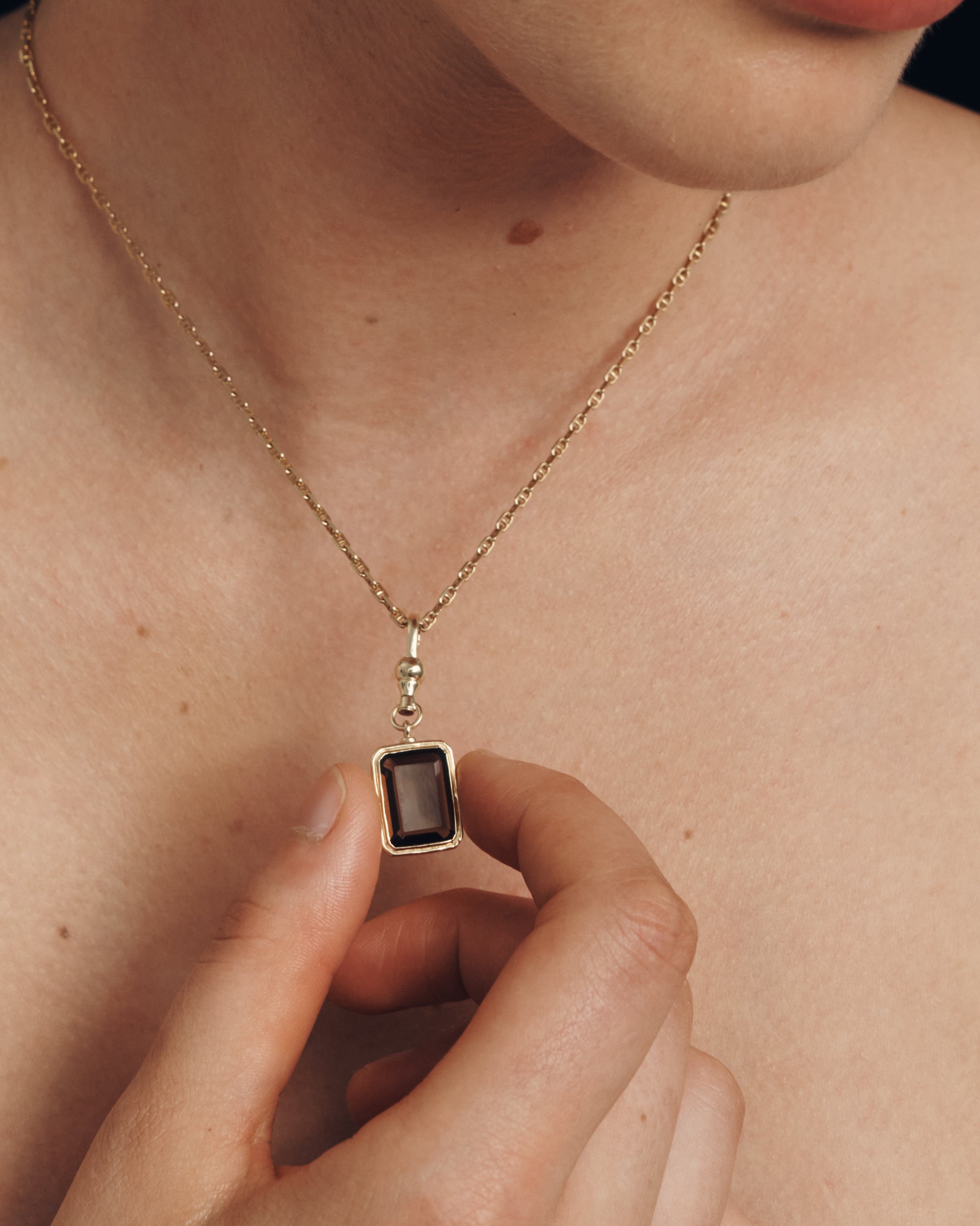 Uma Quartz Pendant Solid Gold