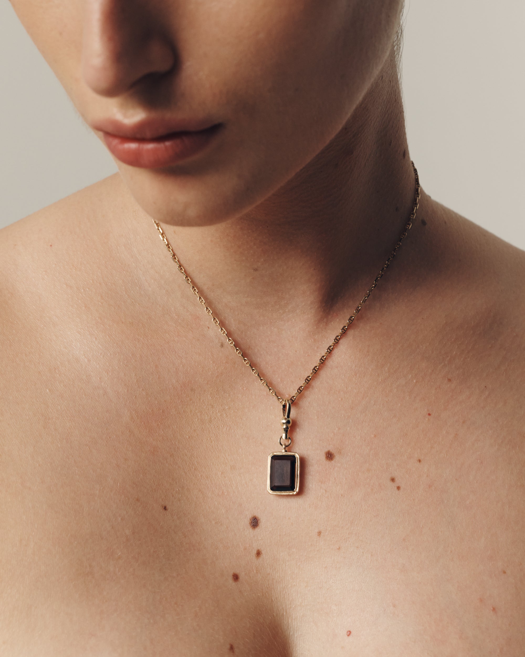 Uma Quartz Pendant Solid Gold