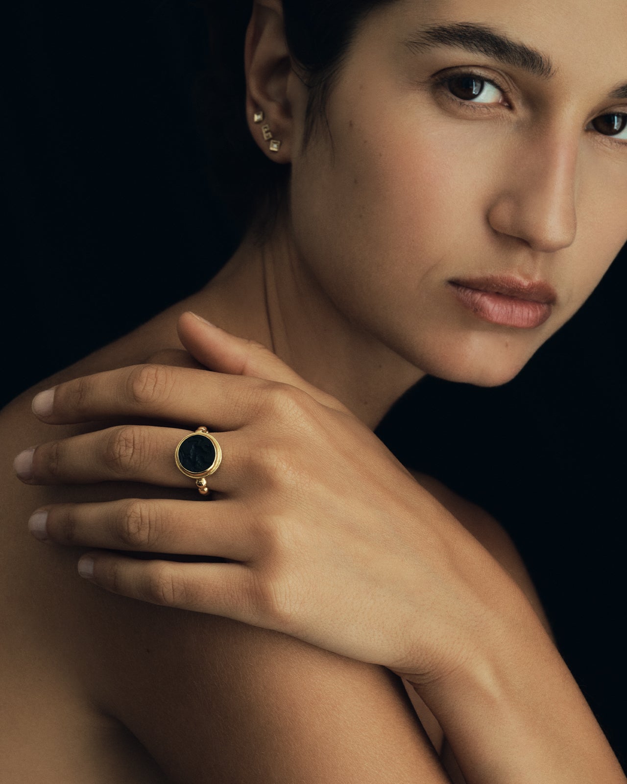 Hatti Ring Onyx Intaglio Solid Gold