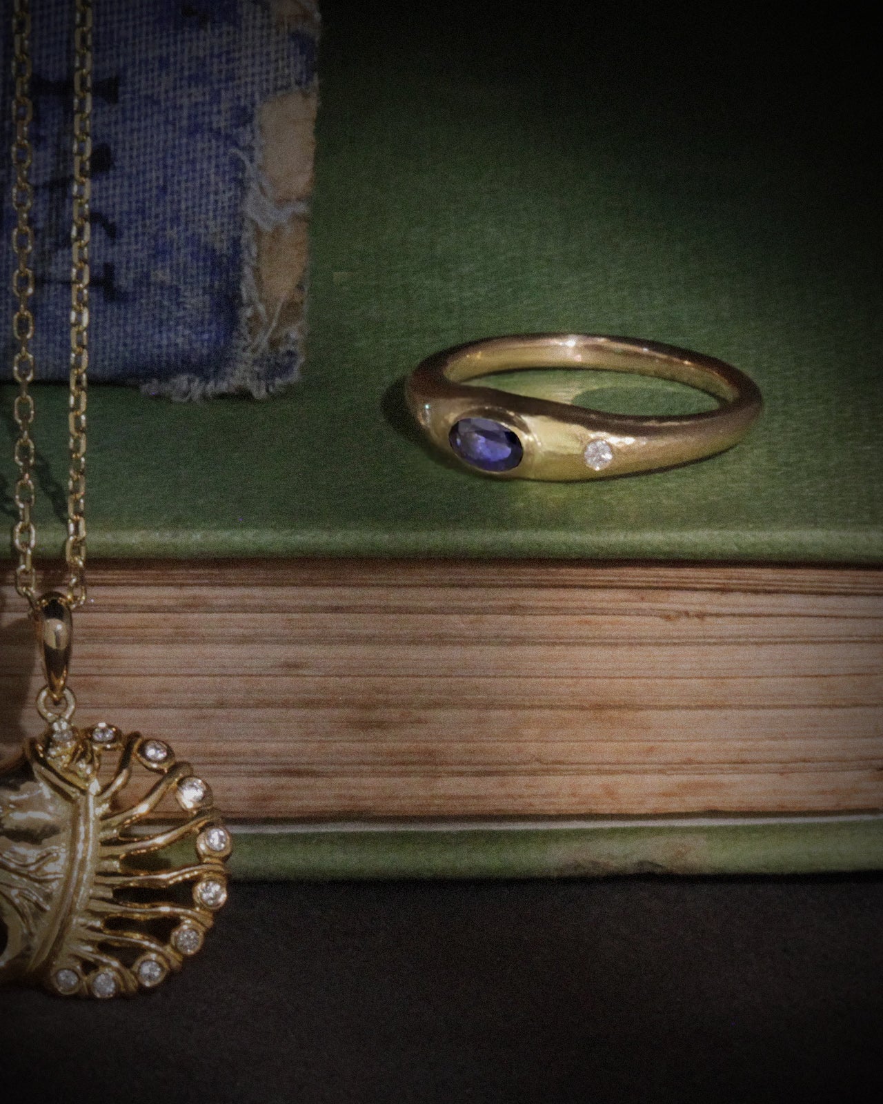 Nesa Ring Sapphire Solid Gold