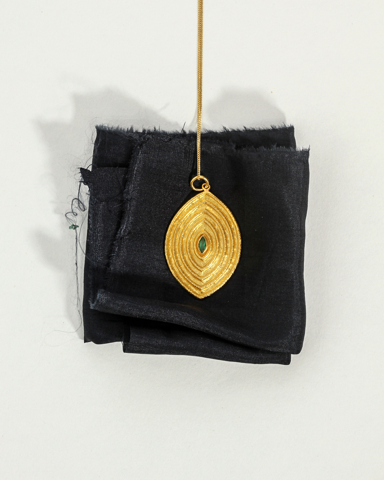 Reign Large Necklace Emerald Solid Gold