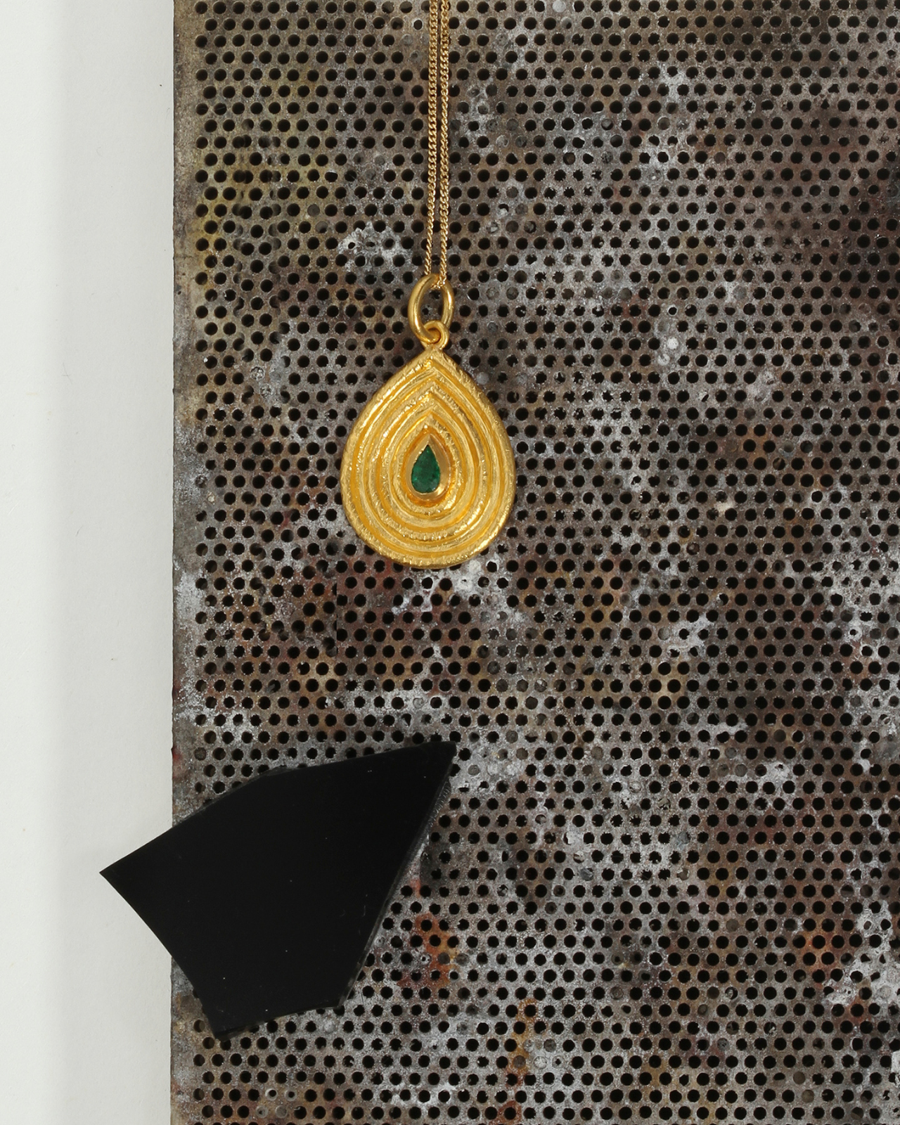 Reign Medium Necklace Emerald Solid Gold