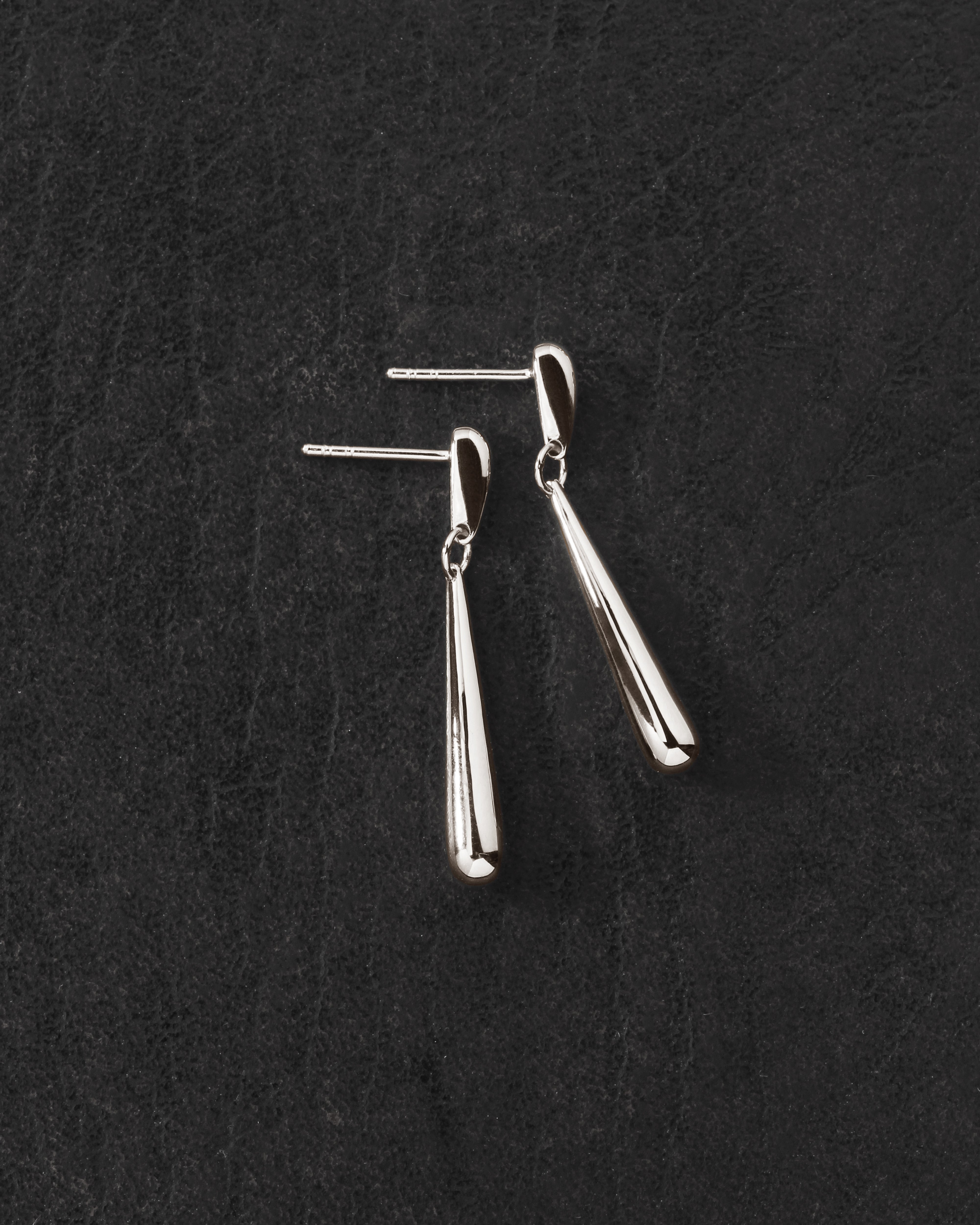 Stilla Earrings Silver on dark leather