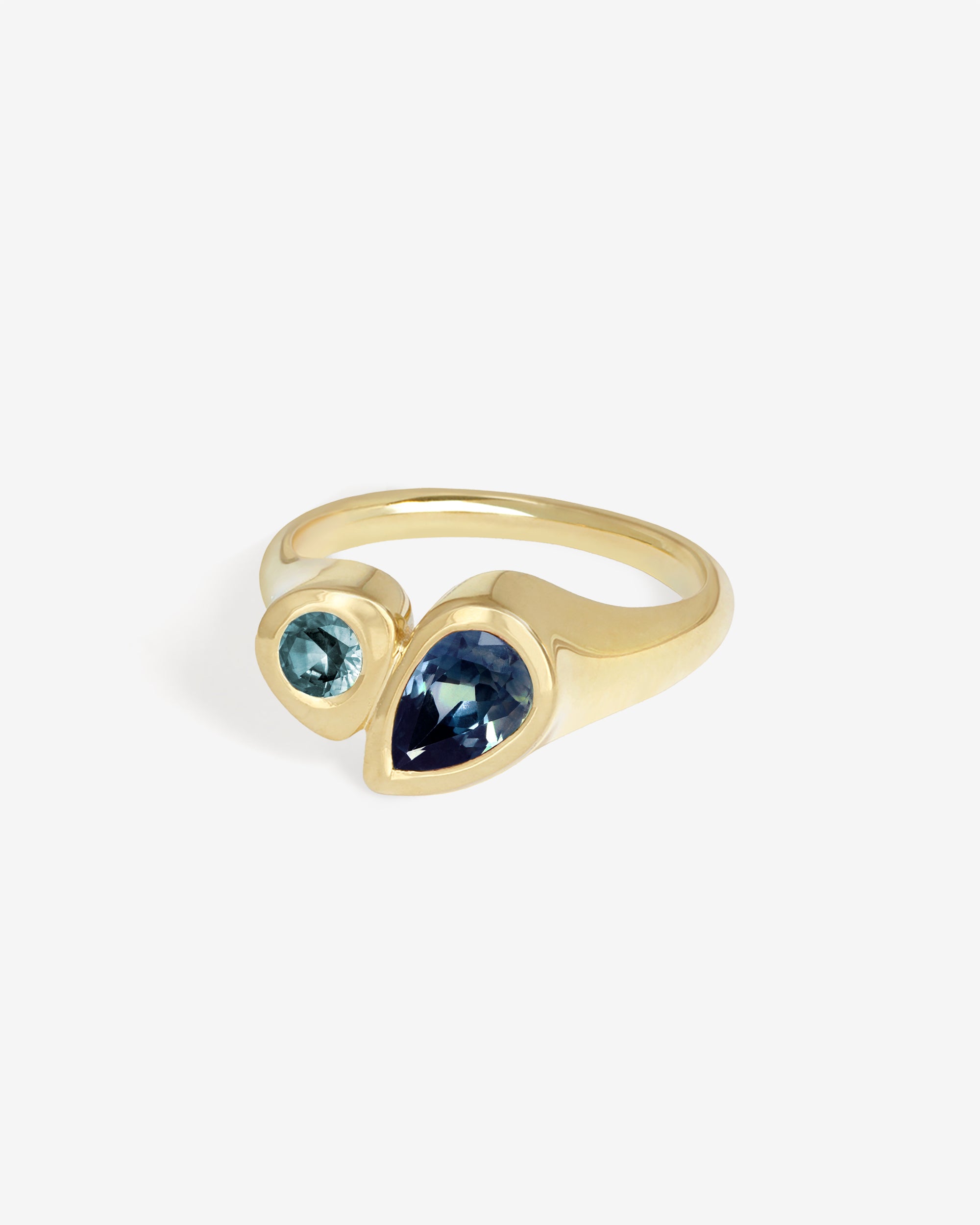 Synergy Ring Teal Sapphire Solid Gold