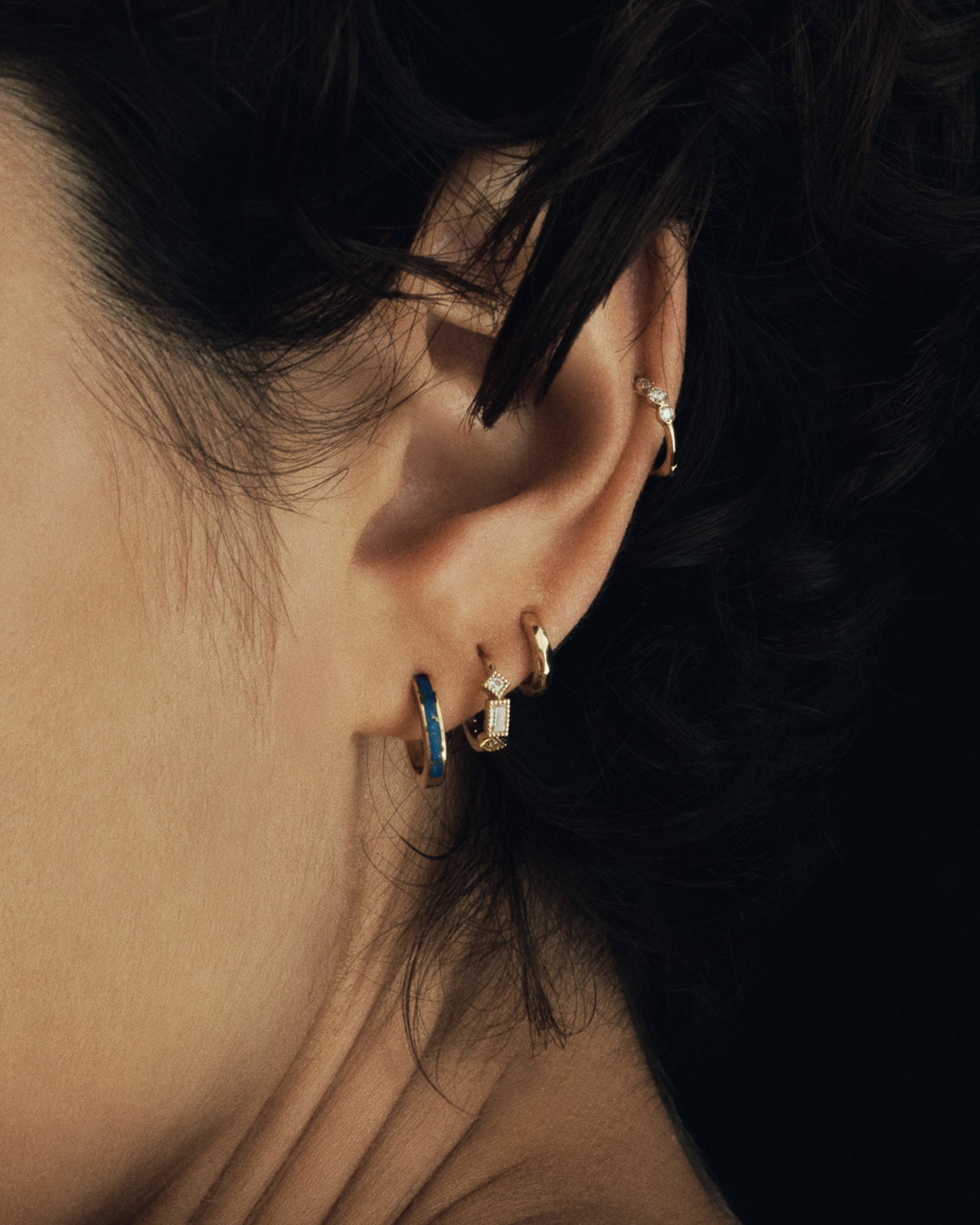 Aida Single Huggie Solid Gold