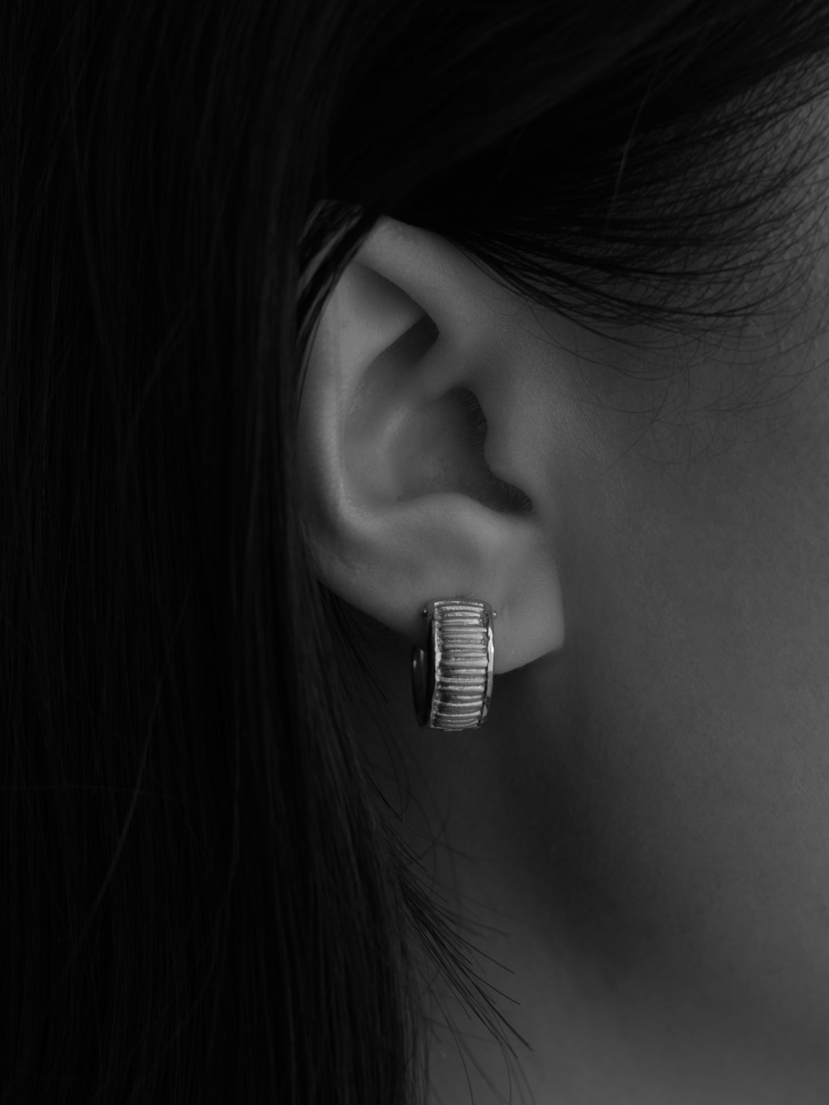 Arete Wide Huggies Silver