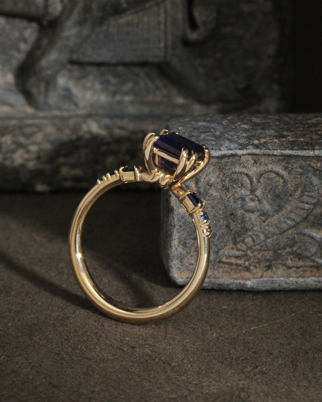 Allium Ring Blue Sapphire Solid Gold